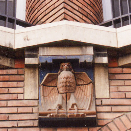 Aigle germanique décorant la façade de la mairie de Croisset
