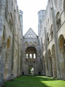 La nef de l’église abbatiale, très haute pour un édifice roman.