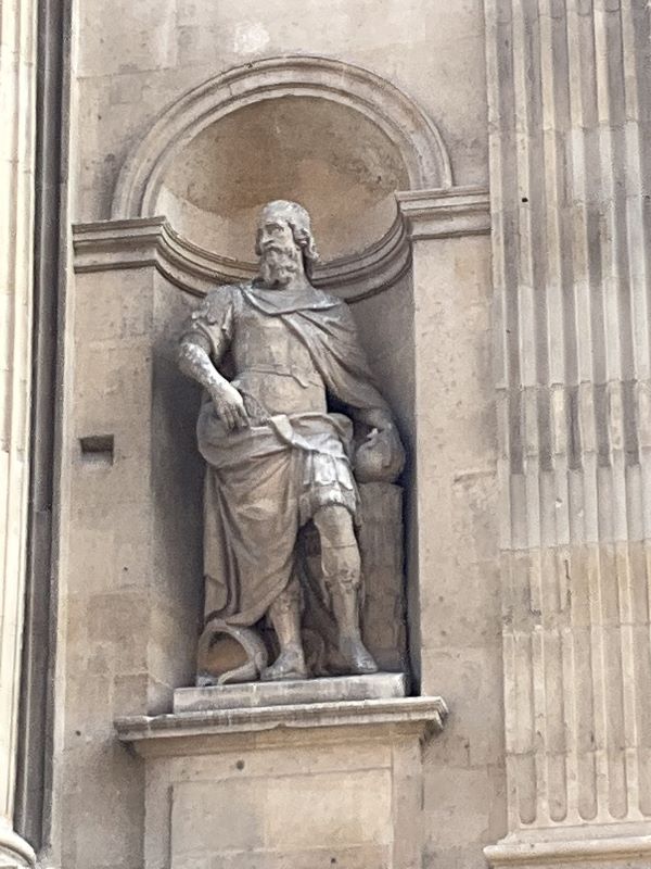 Statue de Charlemagne sur le frontispice de la chapelle Corneille