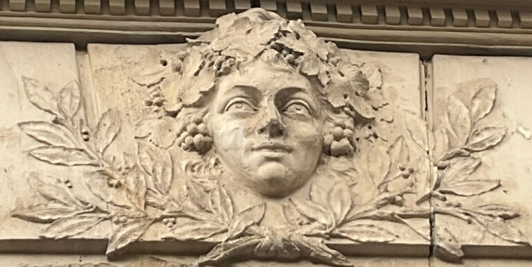 Ornement de façade rue du Donjon